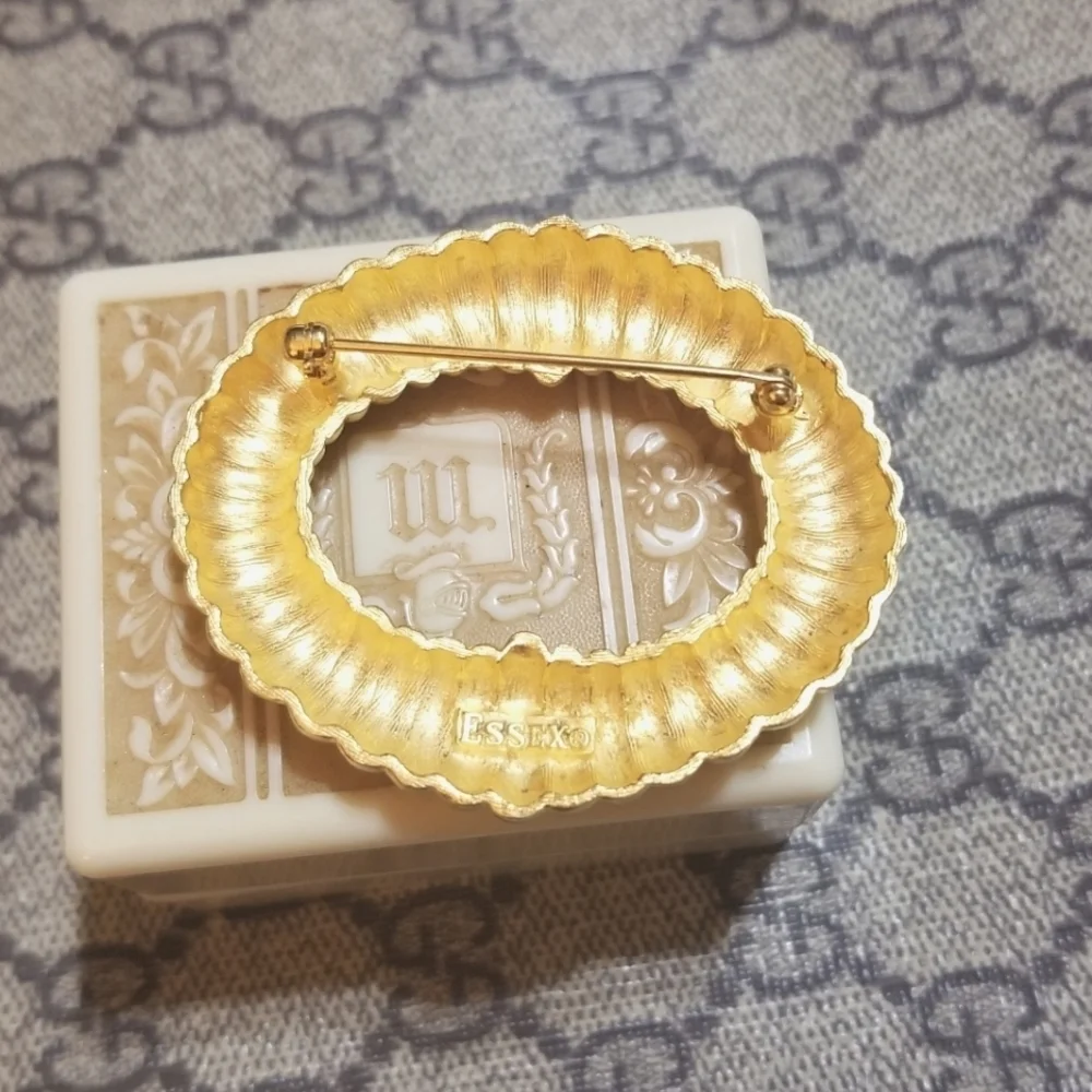 Vintage Designer ESSEX Classic Golden Oval Brooch